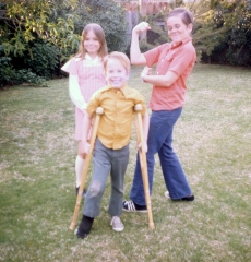 BrokenLegWithBroandSisimg495c